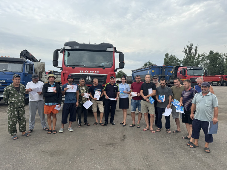 Полицейские провели встречу с водителями спецтранспорта строительной компании. Полицейские провели встречу с водителями спецтранспорта строительной компании.