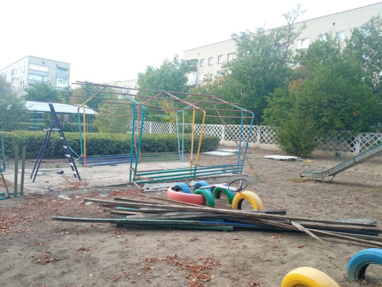 Владимирцы готовят площадку для установки новых веранд в детском саду Докучаевска. Владимирцы готовят площадку для установки новых веранд в детском саду Докучаевска.