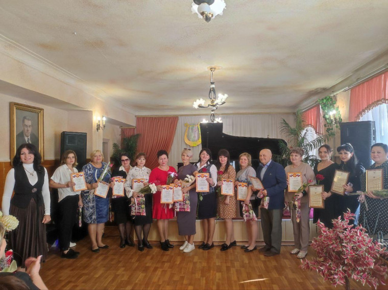 В Докучаевске прошел концерт ко Дню учителя . В Докучаевске прошел концерт ко Дню учителя .