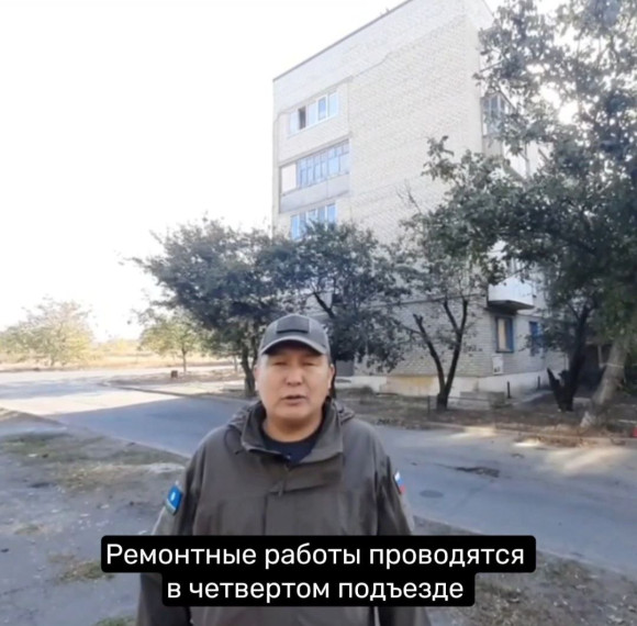 Якутия продолжает ремонт дома в Докучаевске . Якутия продолжает ремонт дома в Докучаевске .