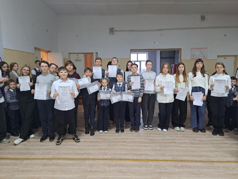 Во всех образовательных учреждениях Докучаевске прошла еженедельная церемония выноса флага РФ. Во всех образовательных учреждениях Докучаевске прошла еженедельная церемония выноса флага РФ.