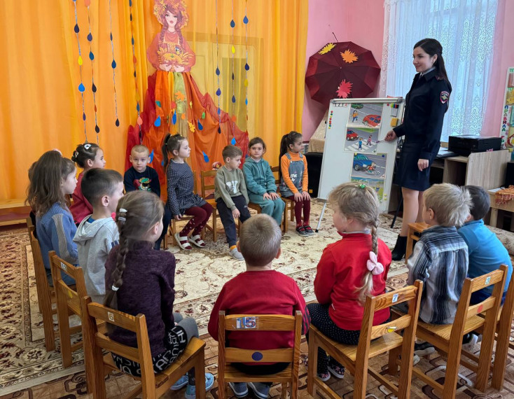 Сотрудники ГИБДД провели урок дорожной безопасности для дошкольников. Сотрудники ГИБДД провели урок дорожной безопасности для дошкольников.