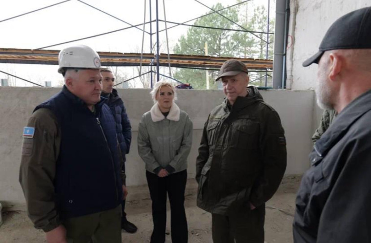 Зампред Правительства РФ проверил ход восстановления Докучаевска силами Якутии. Зампред Правительства РФ проверил ход восстановления Докучаевска силами Якутии.