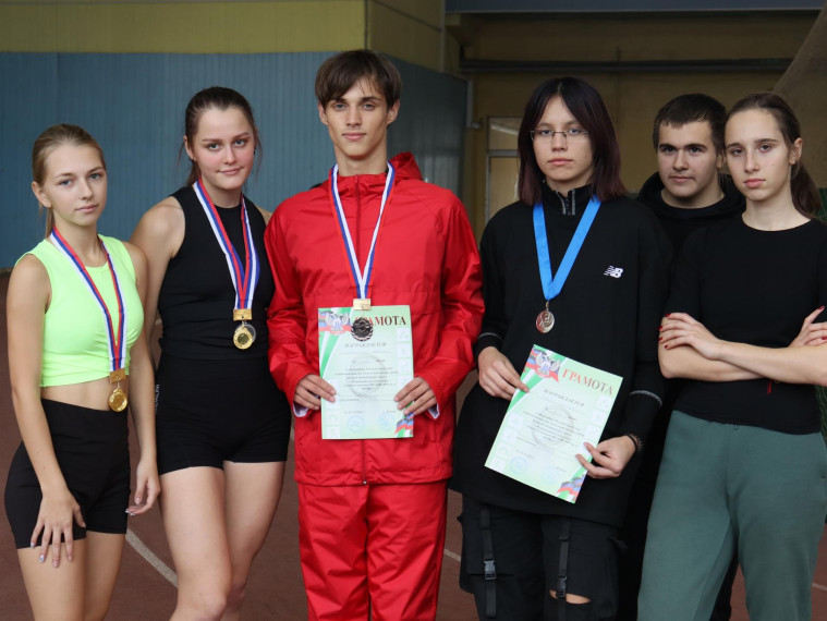 Докучаевские спортсмены участвуют в соревнованиях по легкой атлетике. Докучаевские спортсмены участвуют в соревнованиях по легкой атлетике.