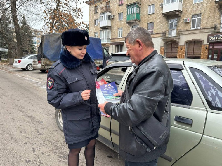 Сотрудники ГИБДД проводят профилактические беседы с участниками дорожного движения. Сотрудники ГИБДД проводят профилактические беседы с участниками дорожного движения.