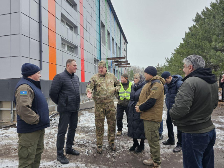 Министр строительства и ЖКХ ДНР оценил ход работ в спорткомплексе Докучаевска. Министр строительства и ЖКХ ДНР оценил ход работ в спорткомплексе Докучаевска.