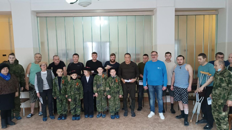 В Докучаевске поздравили военнослужащих с Днем Героев Отечества . В Докучаевске поздравили военнослужащих с Днем Героев Отечества .