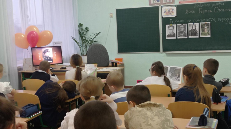 В образовательных учреждениях Докучаевска прошли тематические мероприятия ко Дню Героев Отечества. В образовательных учреждениях Докучаевска прошли тематические мероприятия ко Дню Героев Отечества.
