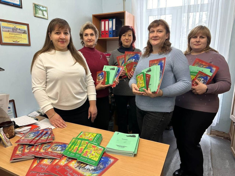 Библиотекари школ Докучаевска получили подарки из Якутии . Библиотекари школ Докучаевска получили подарки из Якутии .