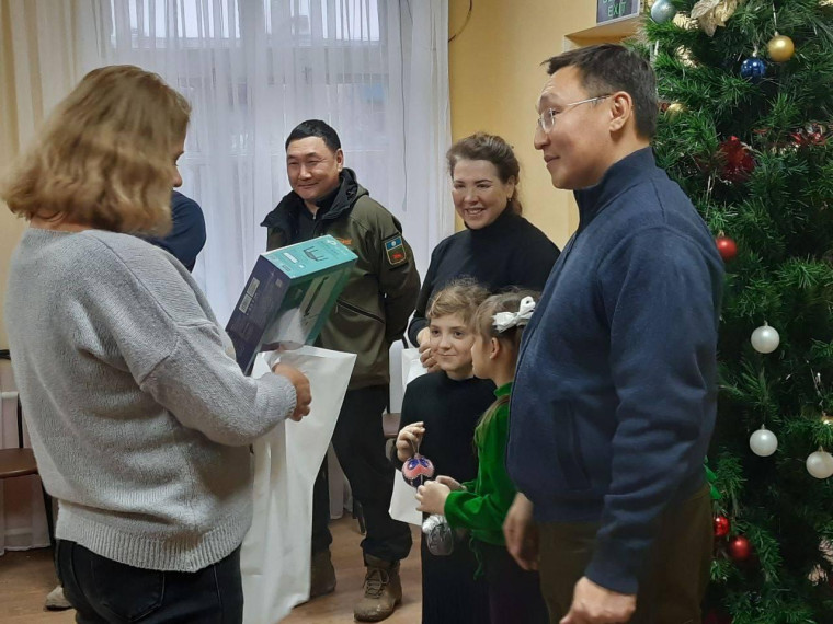 Якутия дала старт раздаче подарков акции «Елка дружбы» в Докучаевске . Якутия дала старт раздаче подарков акции «Елка дружбы» в Докучаевске .