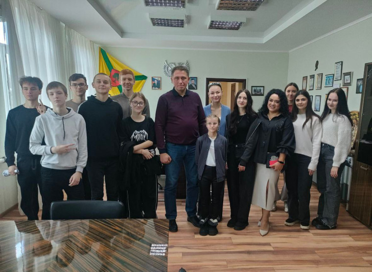 В рамках партийного проекта «Моя карьера с «Единой Россией», сегодня в администрации городского округа Докучаевск прошла профориентационная экскурсия для старшеклассников.. В рамках партийного проекта «Моя карьера с «Единой Россией», сегодня в администрации городского округа Докучаевск прошла профориентационная экскурсия для старшеклассников..