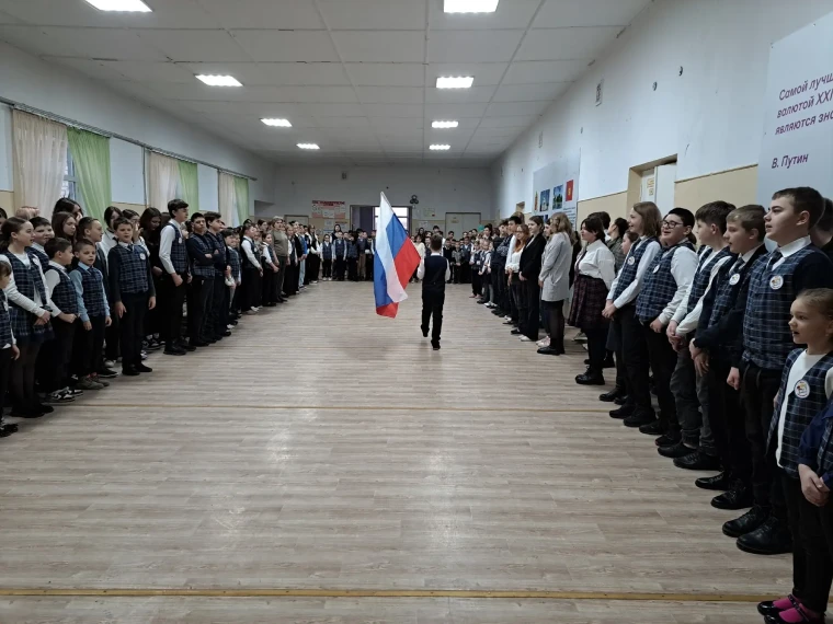 Во всех образовательных учреждениях Докучаевска прошла еженедельная церемония выноса флага РФ. Во всех образовательных учреждениях Докучаевска прошла еженедельная церемония выноса флага РФ.