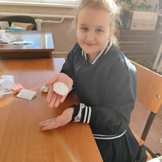 Руководитель кружка рукоделия из Докучаевска поблагодарила Якутию за наборы для творчества. Руководитель кружка рукоделия из Докучаевска поблагодарила Якутию за наборы для творчества.