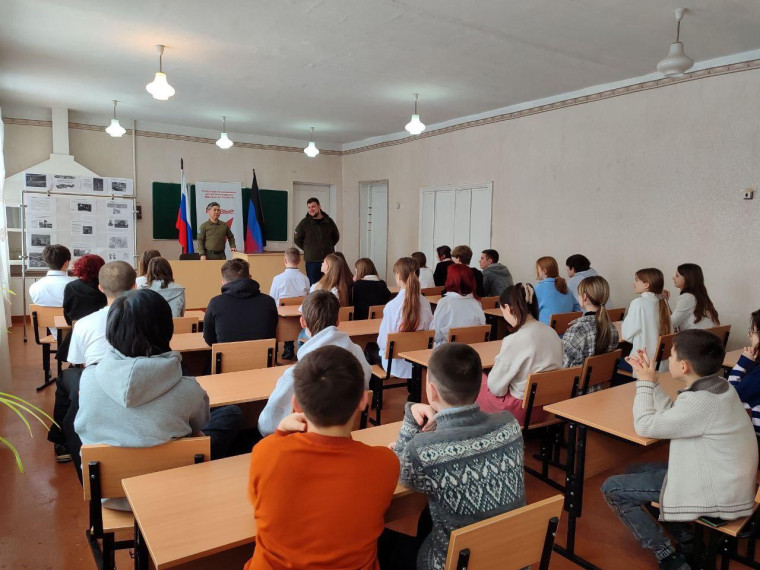 Представители Якутии посетили школу в поселке Еленовка. Представители Якутии посетили школу в поселке Еленовка.
