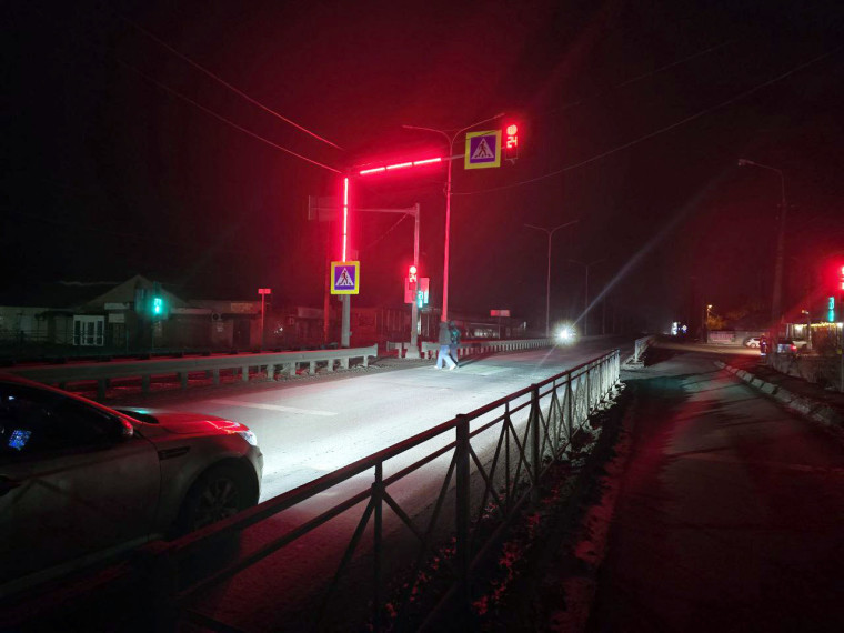 На участке федеральной автодороги вблизи Еленовки установлен светофорный объект. На участке федеральной автодороги вблизи Еленовки установлен светофорный объект.