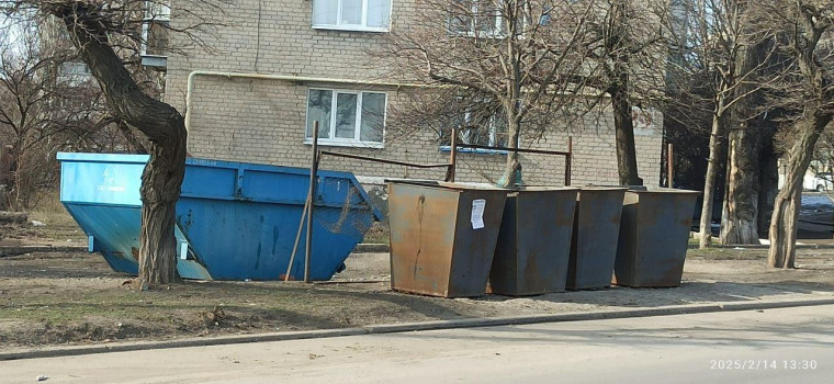 В городском округе Докучаевск коммунальщики продолжают благоустраивать город. В городском округе Докучаевск коммунальщики продолжают благоустраивать город.