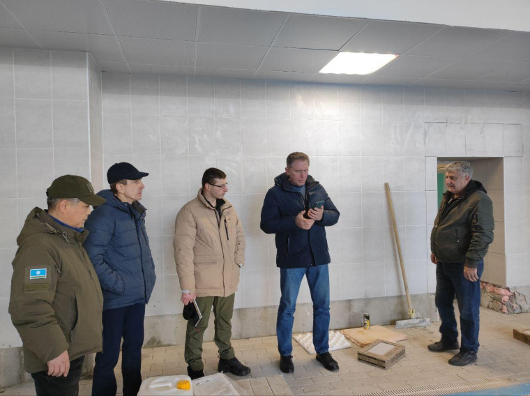 Глава Докучаевска проверил ход работ в спорткомплексе с бассейном. Глава Докучаевска проверил ход работ в спорткомплексе с бассейном.
