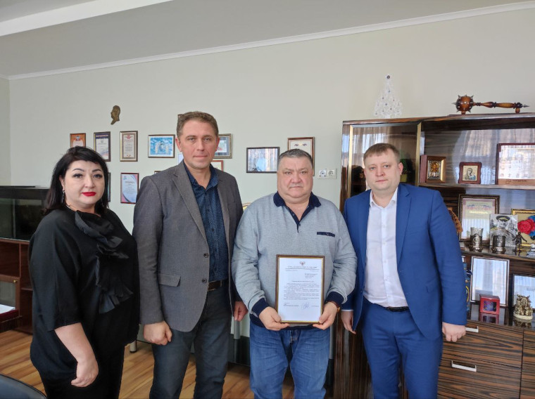 В Докучаевске поздравили фельдшерский коллектив с профессиональным праздником . В Докучаевске поздравили фельдшерский коллектив с профессиональным праздником .