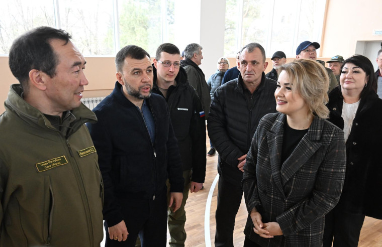 Глава Якутии прокомментировал ремонт спорткомплекса в Докучаевске. Глава Якутии прокомментировал ремонт спорткомплекса в Докучаевске.