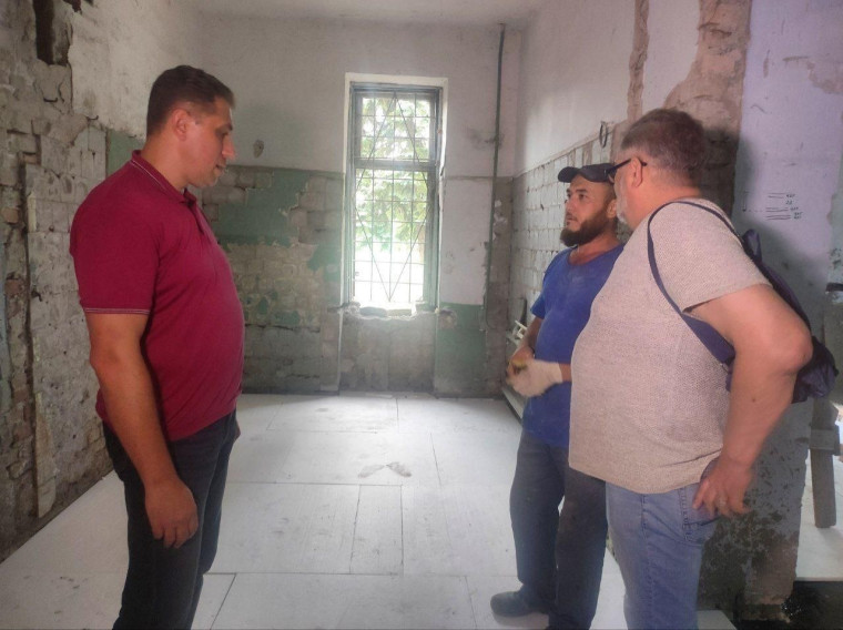 В Докучаевске продолжается ремонт МФЦ. В Докучаевске продолжается ремонт МФЦ.