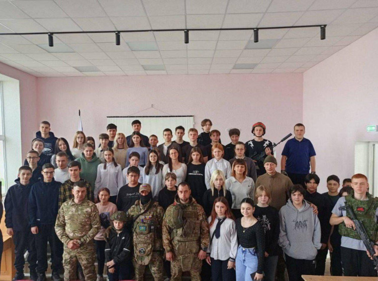 Школьники Докучаевска встретились с участниками СВО. Школьники Докучаевска встретились с участниками СВО.
