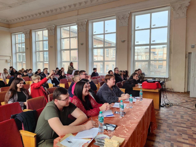 Руководитель рабочей группы Якутии наградил студентов Докучаевска. Руководитель рабочей группы Якутии наградил студентов Докучаевска.