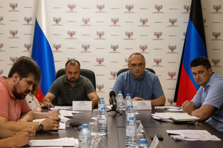 В Народном Совете обсудили вопросы инвестиционной привлекательности региона и его интеграции в правовое поле России. В Народном Совете обсудили вопросы инвестиционной привлекательности региона и его интеграции в правовое поле России.