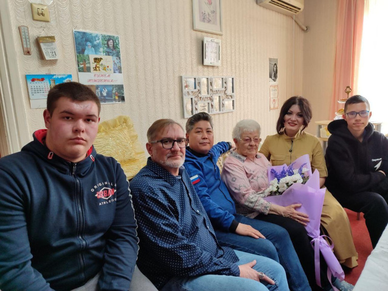 Представители Якутии встретились с узником фашистских лагерей Аллой Харленко из Докучаевска. Представители Якутии встретились с узником фашистских лагерей Аллой Харленко из Докучаевска.