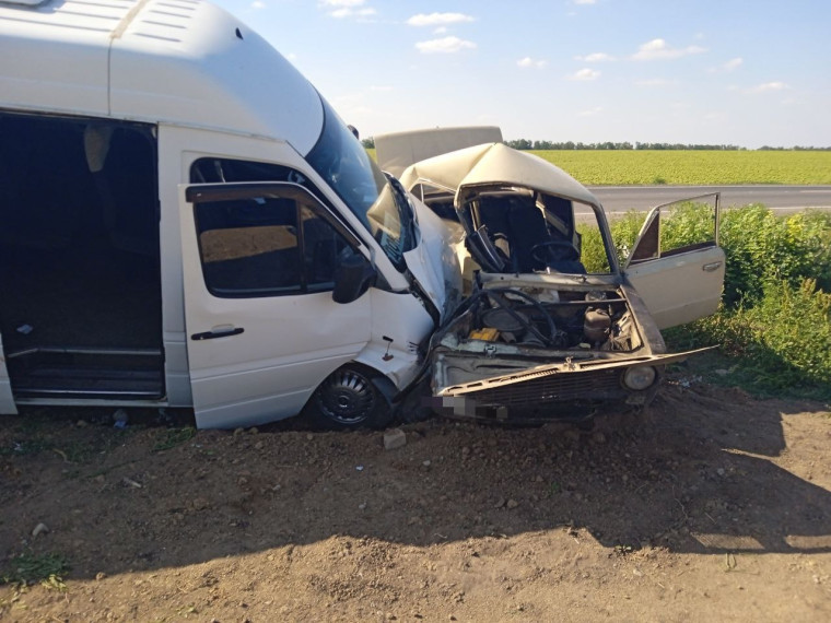 13 августа в Першотравневом районе водитель автомобиля ВАЗ-21011 при выезде на автодорогу «Кременевка-Ялта» не предоставил преимущество в движении и совершил столкновение с двигавшимся по главной дороге - автобусом Mercedes-Benz Sprinter 313. 13 августа в Першотравневом районе водитель автомобиля ВАЗ-21011 при выезде на автодорогу «Кременевка-Ялта» не предоставил преимущество в движении и совершил столкновение с двигавшимся по главной дороге - автобусом Mercedes-Benz Sprinter 313.