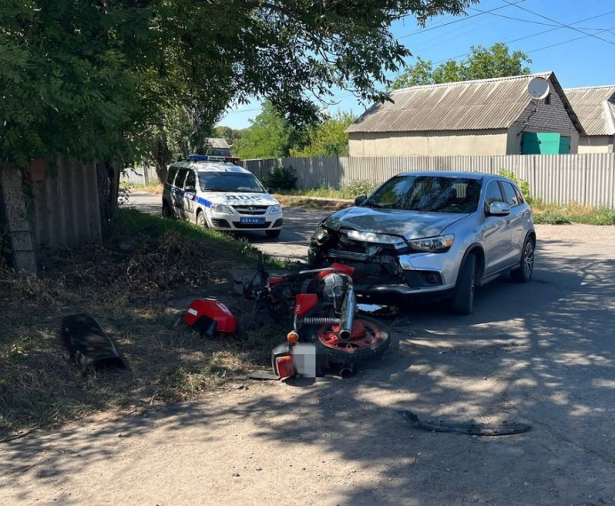 13 августа в Амвросиевке водитель автомобиля Mitsubishi Outlander Sport на нерегулируемом перекрестке, двигаясь по второстепенной дороге, не предоставил преимущество в движении и совершил столкновение с двигавшимся по главной дороге мотоциклом Jawa 350 по. 13 августа в Амвросиевке водитель автомобиля Mitsubishi Outlander Sport на нерегулируемом перекрестке, двигаясь по второстепенной дороге, не предоставил преимущество в движении и совершил столкновение с двигавшимся по главной дороге мотоциклом Jawa 350 по.