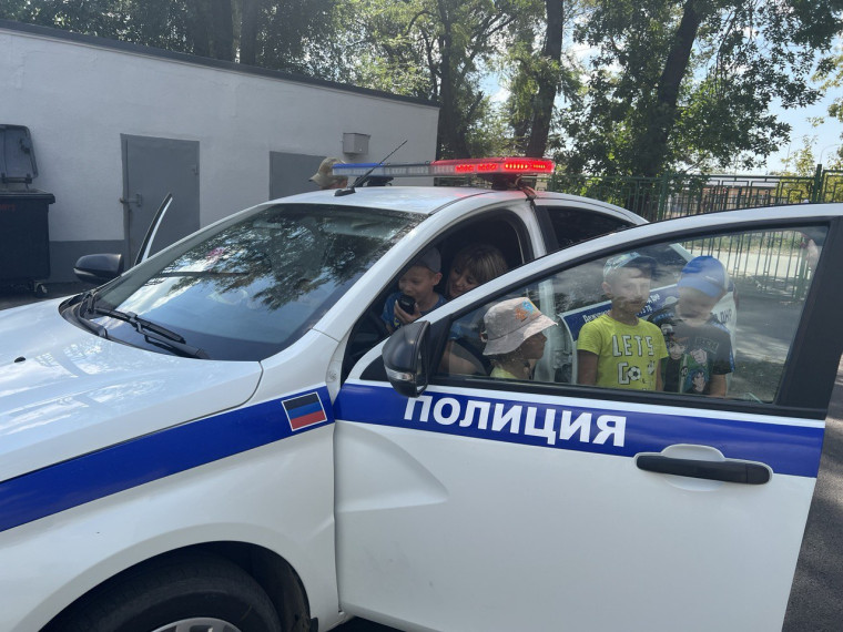 Полицейские навестили воспитанников детского сада в Мариуполе. Полицейские навестили воспитанников детского сада в Мариуполе.