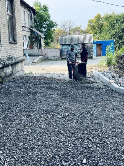 Продолжается благоустройство МФЦ в Докучаевске. Продолжается благоустройство МФЦ в Докучаевске.