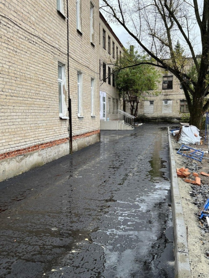 В Докучаевске благоустраивают территорию вокруг МФЦ. В Докучаевске благоустраивают территорию вокруг МФЦ.