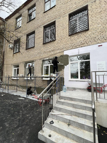 В Докучаевске завершают работы над фасадом здания МФЦ. В Докучаевске завершают работы над фасадом здания МФЦ.