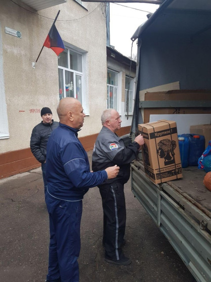 Владимирская область доставила в школы Докучаевска оборудование для уроков биологии и физики. Владимирская область доставила в школы Докучаевска оборудование для уроков биологии и физики.