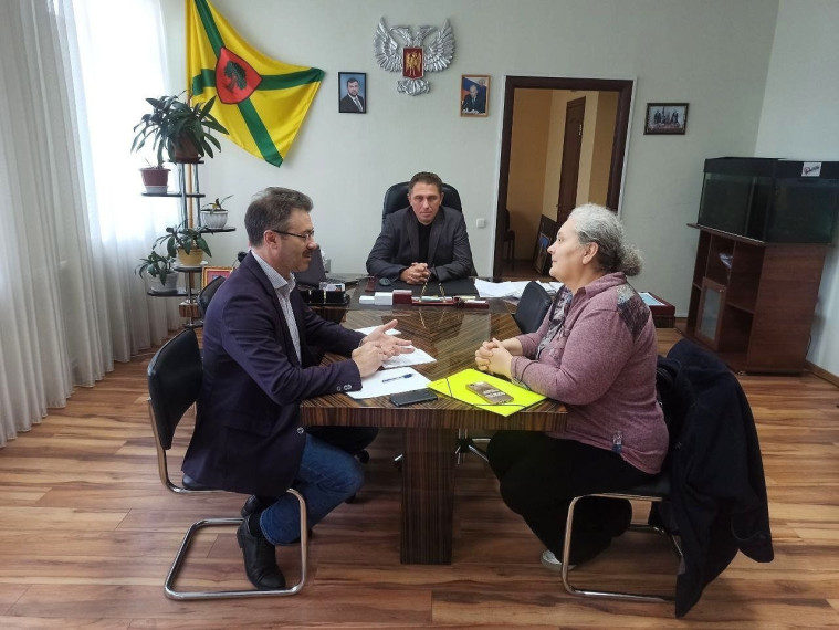 Глава городского округа Докучаевск Александр Качанов и представитель Владимирской области Сергей Сахаров встретились с заведующим ясли-сада №11 города Докучаевска Еленой Журавлевой.. Глава городского округа Докучаевск Александр Качанов и представитель Владимирской области Сергей Сахаров встретились с заведующим ясли-сада №11 города Докучаевска Еленой Журавлевой..