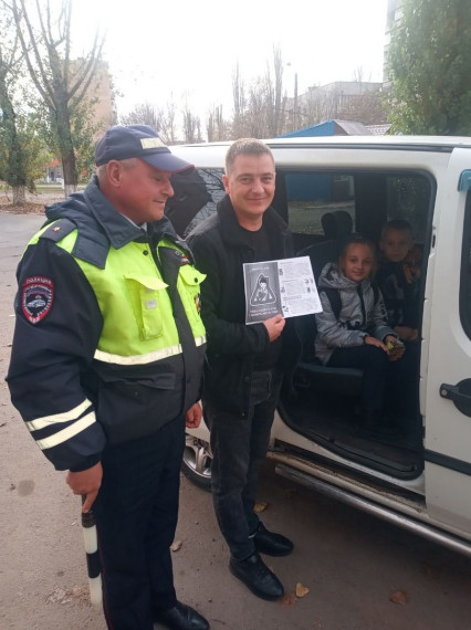 Инспекторы ДПС напомнили водителям правила перевозки детей-пассажиров. Инспекторы ДПС напомнили водителям правила перевозки детей-пассажиров.