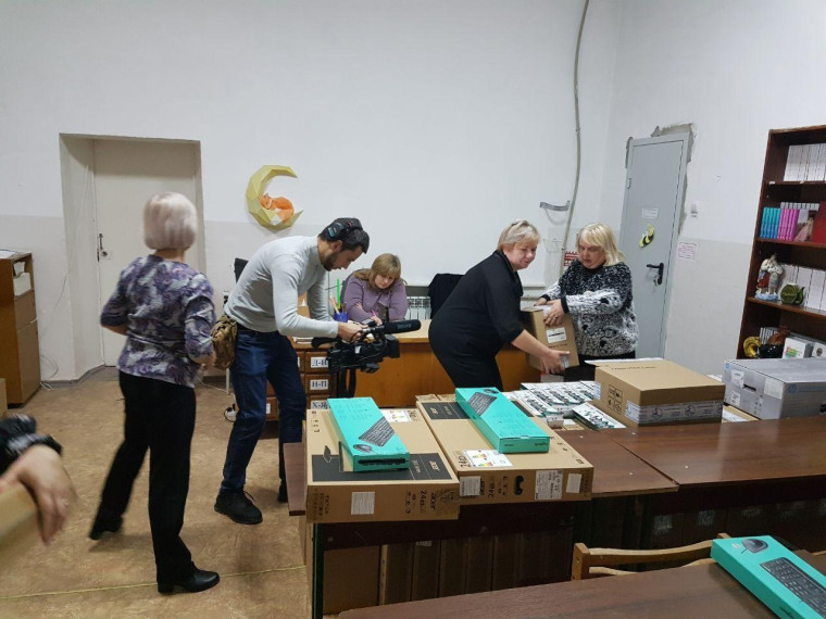 В школах Докучаевска собирают доставленную из Владимирской области мебель. В школах Докучаевска собирают доставленную из Владимирской области мебель.