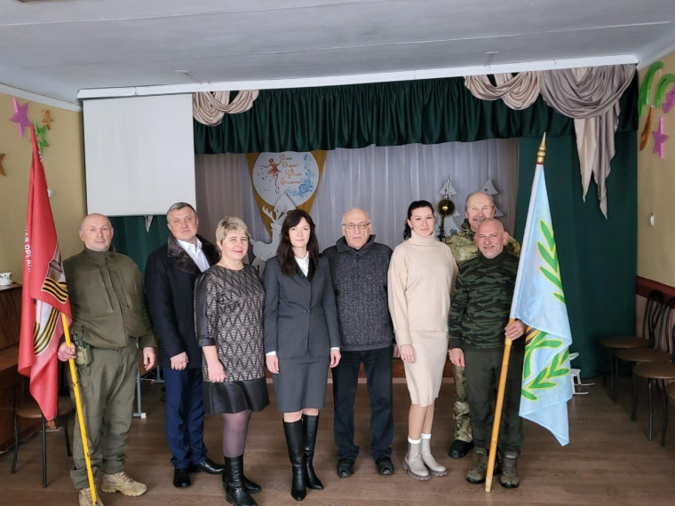 Подарки в Дом творчества Докучаевска из Коврова Владимирской области доставила лично глава города. Подарки в Дом творчества Докучаевска из Коврова Владимирской области доставила лично глава города.