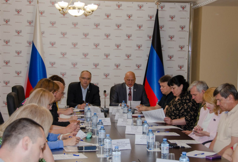 Депутаты Народного Совета обсудили вопросы оказания медицинской помощи пациентам с редкими заболеваниями. Депутаты Народного Совета обсудили вопросы оказания медицинской помощи пациентам с редкими заболеваниями.