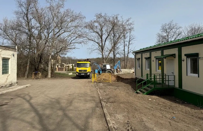Рабочие Владимирской области вывезли мусор от докучаевской больницы. Рабочие Владимирской области вывезли мусор от докучаевской больницы.