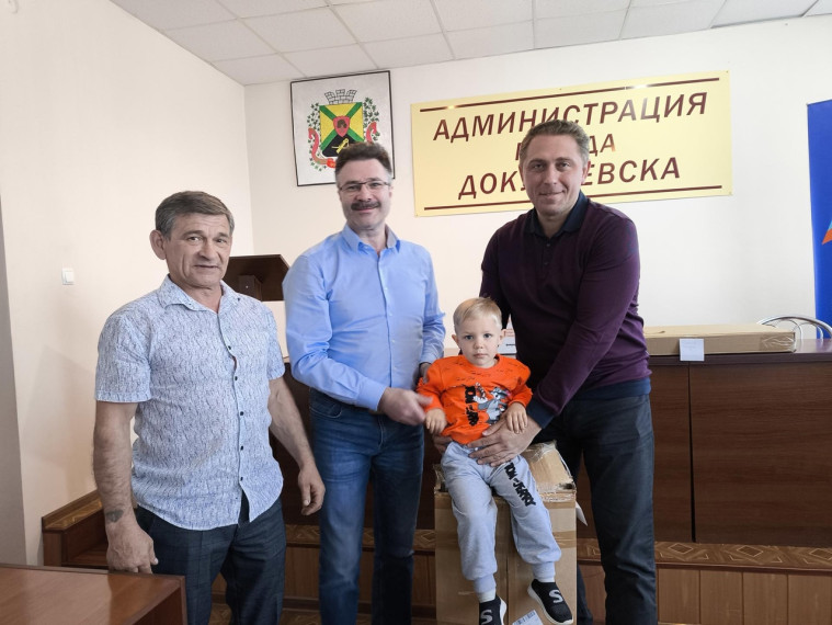 Владимирская область доставила подарки детям Докучаевска. Владимирская область доставила подарки детям Докучаевска.