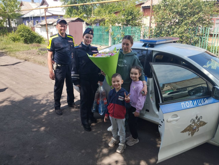 Полицейские навестили семью сослуживца, погибшего при исполнении служебных обязанностей. Полицейские навестили семью сослуживца, погибшего при исполнении служебных обязанностей.