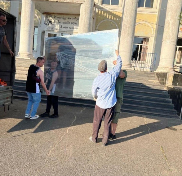 Благодаря помощи властей региона-шефа в городском Доме культуры установят зеркала большого формата. Благодаря помощи властей региона-шефа в городском Доме культуры установят зеркала большого формата.