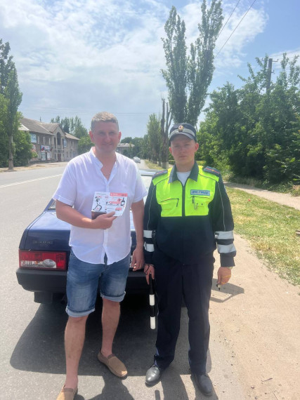 В Енакиево сотрудники Госавтоинспекции проводят профилактические беседы с водителями. В Енакиево сотрудники Госавтоинспекции проводят профилактические беседы с водителями.
