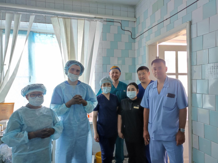 Якутские офтальмологи провели более 100 операций в Докучаевске. Якутские офтальмологи провели более 100 операций в Докучаевске.
